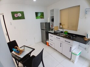 Microwave, oven, cookware/dishes/utensils, spices