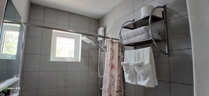 Suihku, hiustenkuivaaja, pyyhkeet, saippua