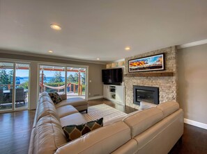 Smart TV, fireplace, table tennis, books - Water View Modern Farmhouse in West Sound (Eastsound)