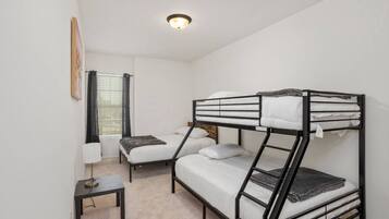 3 quartos, ferros/tábuas de passar roupa, berço de viagem