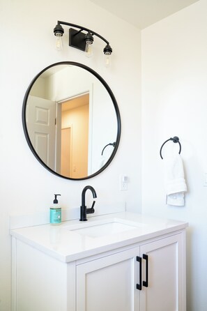 Chuveiro, secador de cabelo, toalhas de banho, sabonete