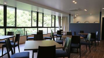 Großer Kühlschrank, Mikrowelle, Reiskocher