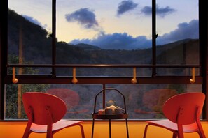 Tabla de planchar con plancha, wifi gratis y ropa de cama