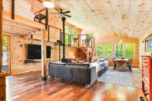 Smart TV - Craftsman woodland Cabin. Privacy meets Luxury. (Newfane)