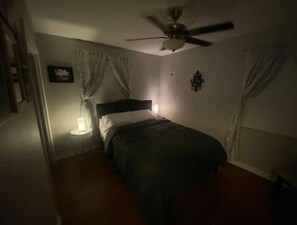 3 bedrooms, iron/ironing board, free WiFi, bed sheets - Bee’s Place
 (Topeka)