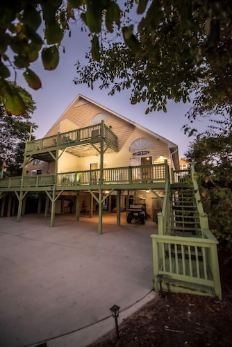 Short walk to ocean and sound! NEW HOT TUB, FREE use of golf cart! Several decks