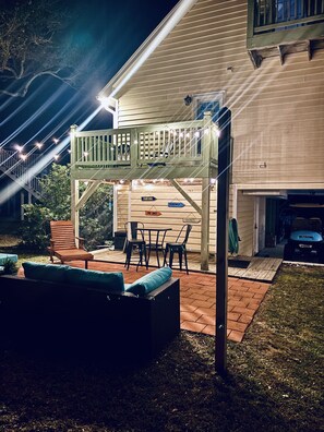 Outdoor dining - Short walk to ocean and sound! NEW HOT TUB, FREE use of golf cart! Several decks (Emerald Isle)