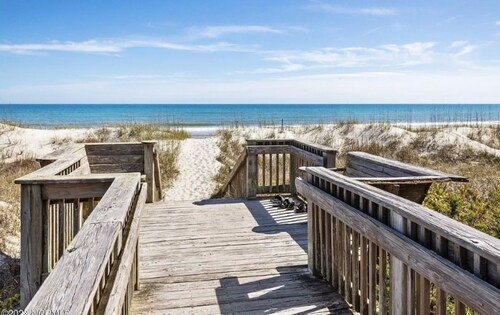 Short walk to ocean and sound! NEW HOT TUB, FREE use of golf cart! Several decks