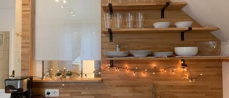 Kjøleskap, kokeplater, kaffetrakter/tekoker og vannkoker