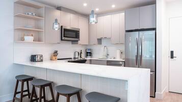 Condo | Cozinha privada | Geladeira grande, micro-ondas, fogão, cooktop