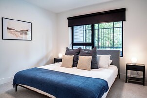 2 bedrooms, laptop workspace, iron/ironing board, free WiFi