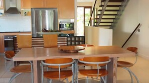 Dining - BHA 1 Beachfront Haven FULL (Mission Beach)