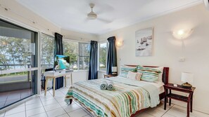 2 makuuhuonetta, työpöytä, silitysrauta/-lauta, vuodevaatteet