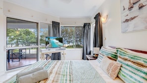 2 habitaciones, escritorio y tabla de planchar con plancha