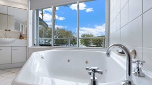 Kylpyamme, hiustenkuivaaja, pyyhkeet