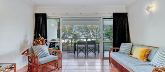 6 Ulysses -Spacious Beachfront Apartment