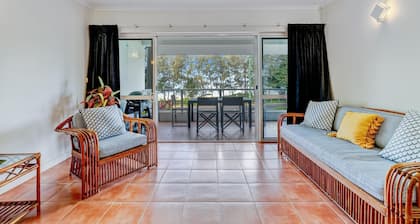6 Ulysses -Spacious Beachfront Apartment