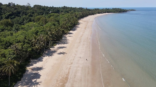 Ulysses 6 Spacious Beachfront Apartment