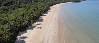 Ulysses 6 Spacious Beachfront Apartment