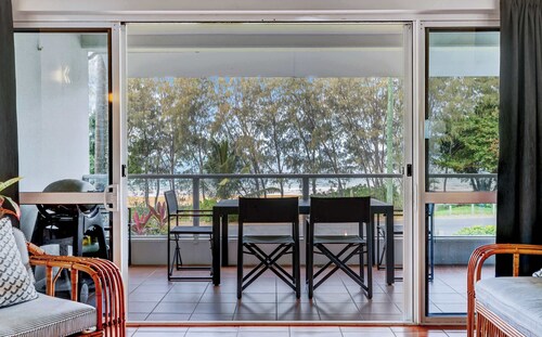 6 Ulysses -Spacious Beachfront Apartment