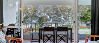 6 Ulysses -Spacious Beachfront Apartment