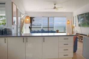 TV, stereo, offices - Tide Pool Ocean Front (South Mission Beach)