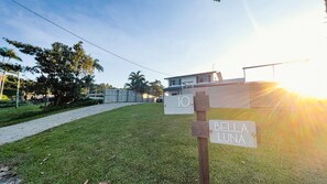 Property grounds - Bella Luna Beach Front Full house (South Mission Beach)