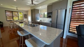 Réfrigérateur, four à micro-ondes, un four, surface de cuisson