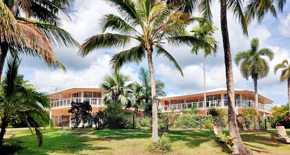 Beaches Apt 2 Beachfront