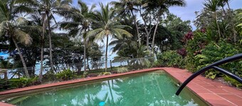 Beaches Apt 2 Beachfront