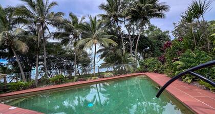 Beaches Apt 2 Beachfront