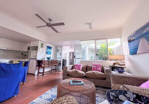 TV - Beaches Apt 2 Beachfront (Wongaling Beach)