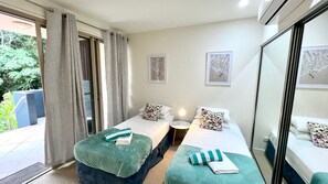 3 habitaciones, tabla de planchar con plancha y ropa de cama 