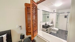Shower, hair dryer - BHA 4 Beachfront Bliss (Mission Beach)