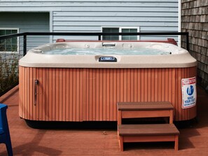 Outdoor spa tub - Pacific City River Front Loft  (Cloverdale)