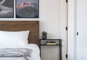 2 bedrooms, laptop workspace, iron/ironing board, free WiFi - Glades and Green by Revelstoke Vacations (Revelstoke)