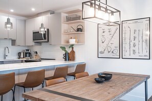 Refrigerador con freezer, microondas, horno, placa de cocina