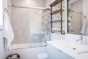 Kondominium | Kamar mandi | Pengering rambut, handuk, sabun, dan tisu toilet