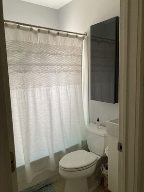 Haartrockner, Handtücher, Seife, Toilettenpapier