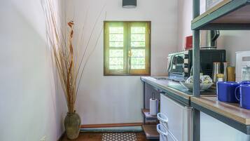 KĂŒhlschrank, Mikrowelle, Ofen, Wasserkocher mit Kaffee-/Teezubehör