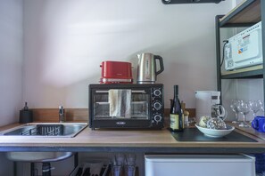 Kühlschrank, Mikrowelle, Ofen, Wasserkocher mit Kaffee-/Teezubehör