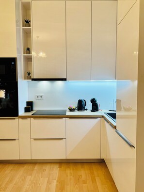 Fridge, microwave, oven, stovetop - The Downtown Pearl apartment in the utmost center Trg Bana Jelačića. (Zagreb)