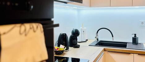 Kühlschrank, Mikrowelle, Ofen, Herdplatte