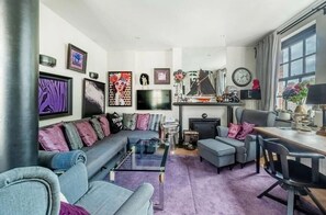 TV, fireplace, stereo - 2 Bed Flat - Sleeps 4 - Balcony - Wifi (London)