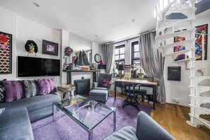 Fernseher, Kamin, Stereoanlage