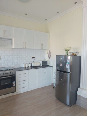 Een koelkast, een microgolfoven, een oven, een kookplaat