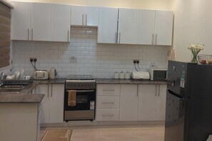 Køleskab, mikrobølgeovn, ovn, kogeplade