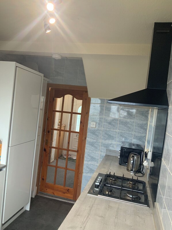 Kühlschrank, Mikrowelle, Herdplatte