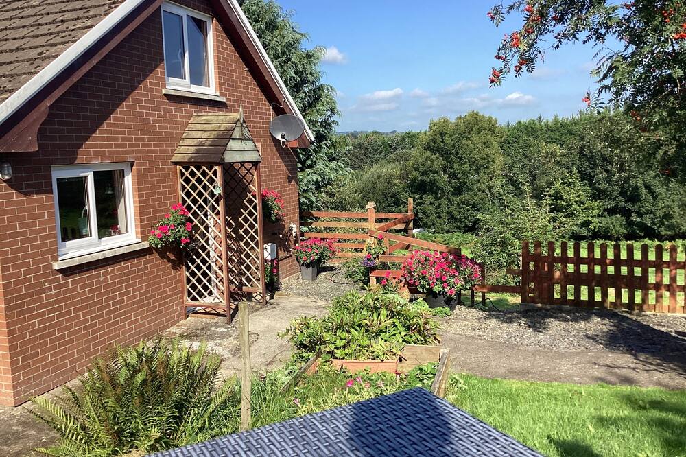 Lovely 2-Bed Cottage in Pencarreg
