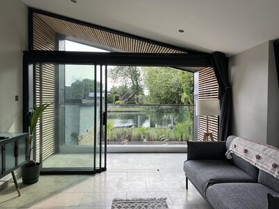 River view guest house, Jacuzzi, boat, Fire Hire